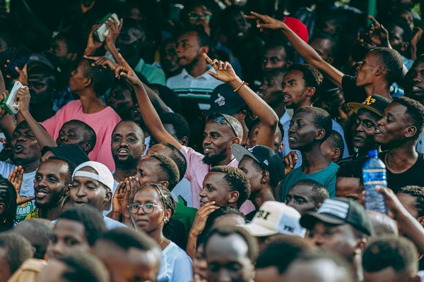 L'alliance Étonnante entre Performances de Rue et Innovations Technologiques